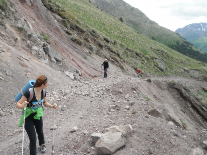 Чегет растаял... или летний трекинг горнолыжника. Водопад Девичьи косы. Приэльбрусье. (Горные лыжи/Сноуборд, азау)
