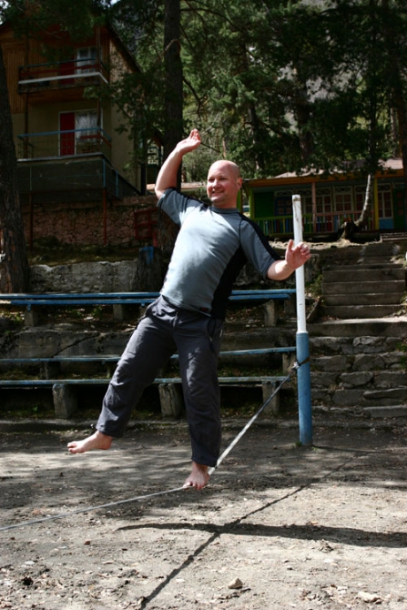 А чего это вы тут делаете? - Слэклайн тянем ;, шуруп, адылсу, slackline)