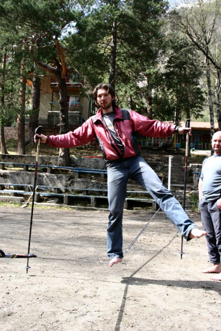 А чего это вы тут делаете? - Слэклайн тянем ;, шуруп, адылсу, slackline)