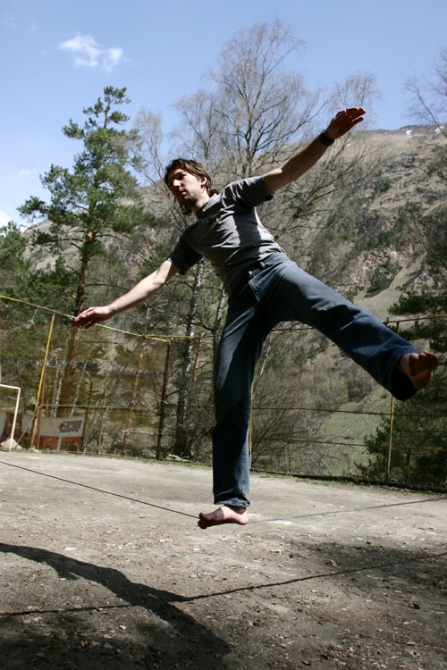 А чего это вы тут делаете? - Слэклайн тянем ;, шуруп, адылсу, slackline)
