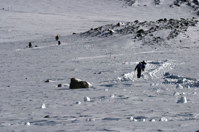 Red Fox Elbrus Race: и они как ломанутся:, Снегоступинг, эльбрус, гонка, забег, гарабаши, снегоступы, ски-альпинизм, события)