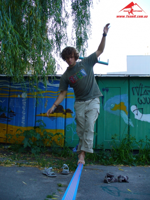 Slackline первые шаги по Киевски. (слеклайн)