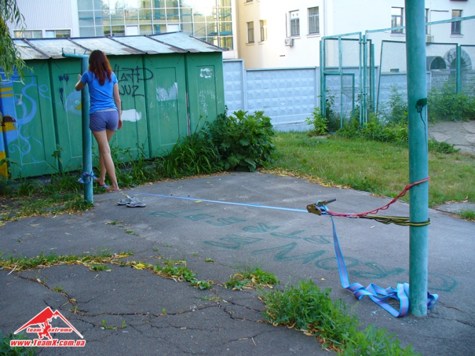 Slackline первые шаги по Киевски. (слеклайн)