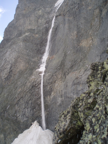 Водопад из крупы левее столба