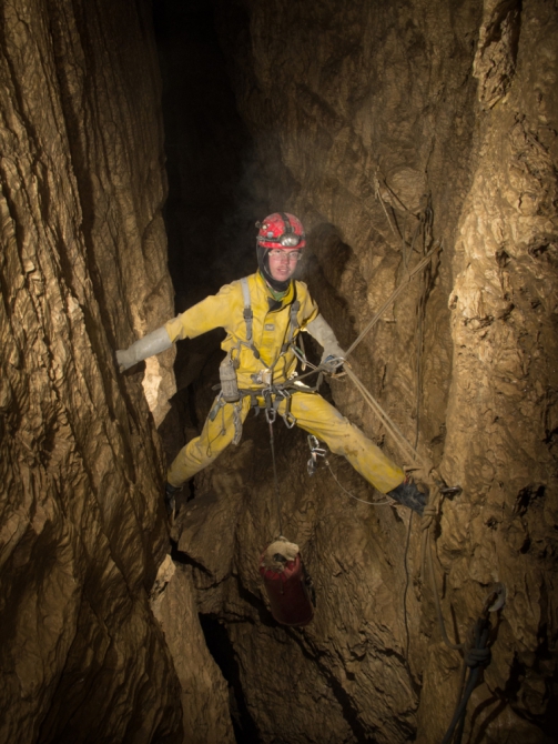 Девять лет и три метра. (Экспедиция КС МГУ в п. Крубера-Воронья, Гарский хр., Спелеология)