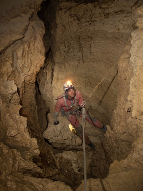 Девять лет и три метра. (Экспедиция КС МГУ в п. Крубера-Воронья, Гарский хр., Спелеология)