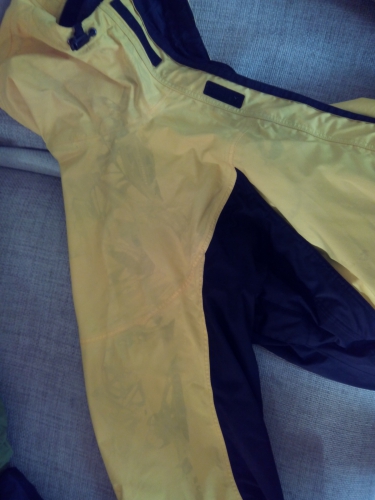 Полиняла куртка Red Fox Alpine Ascent. Возможно ли свести пятна? (стирка)