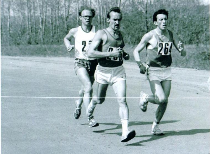 Россиянин Андрей Дерксен - трехкратный победитель самого жесткого марафона в мире «Sultan Marathon des Sables» в 1994, 1995, 1996 годах.