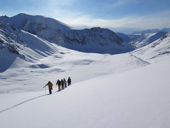 Солнечный скитур в долинах Прииссыкулья (фоторепорт о киргизском снеге, Горные лыжи/Сноуборд, алекс кузмицкий, киргизия, каракол, фрирайд, беккантри, отчеты, snow sense)