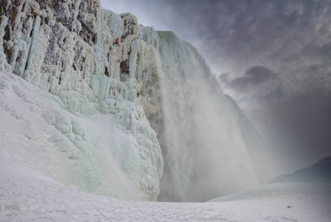 Снизу вверх по Ниагаре! Уилл Гадд! (Ледолазание/drytoolling, ниагарский водопад, лед, ледолазание, крутые)