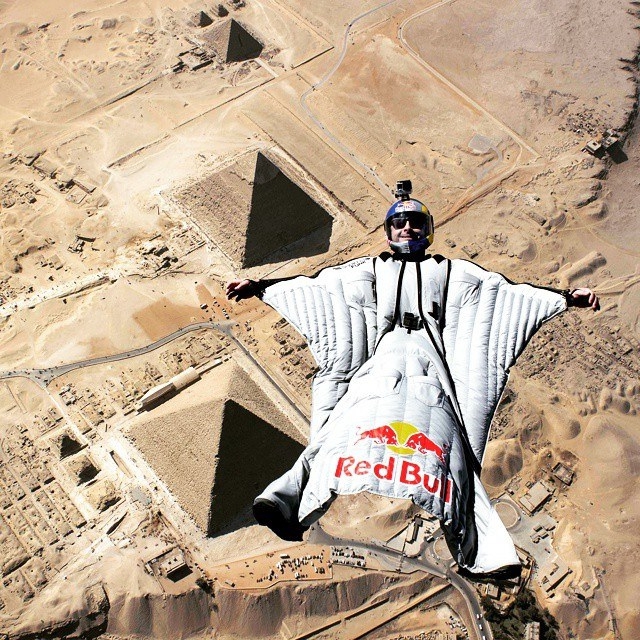 Пролетая над египетскими пирамидами!!! (BASE, redbull, Седрик Дюмон, египетские пирамиды, великая пирамида гизы, вингсьют)