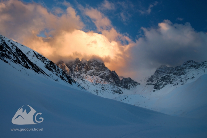 Скитур в районе горы Чаухи (3842 м). Грузия. (бэккантри, сплитборд, гудаури, чаухи бэккантри кэмп, фрирайд-альпинизм, gudauritravel)