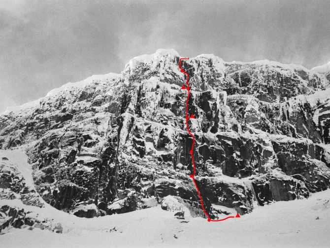 Чёрно-белая графика. Очерк о первопроходе по центру стены Цирка Поясов. (Альпинизм)