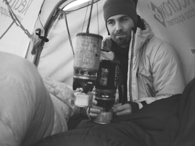 Чёрно-белая графика. Очерк о первопроходе по центру стены Цирка Поясов. (Альпинизм)