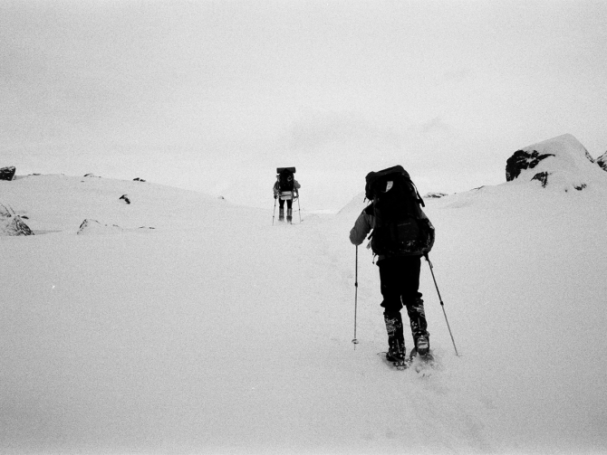 Чёрно-белая графика. Очерк о первопроходе по центру стены Цирка Поясов. (Альпинизм)