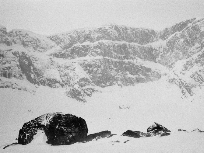 Чёрно-белая графика. Очерк о первопроходе по центру стены Цирка Поясов. (Альпинизм)
