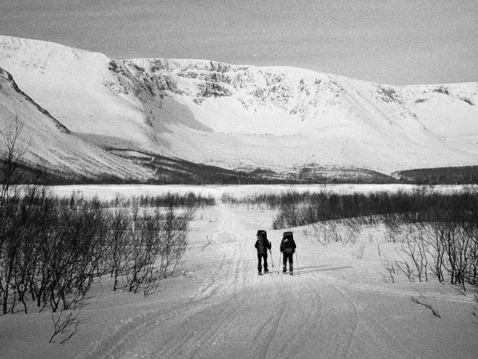 Чёрно-белая графика. Очерк о первопроходе по центру стены Цирка Поясов. (Альпинизм)