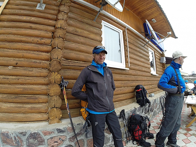 Red Fox Elbrus Race. Баттл между одними из серьезных соперников (Альпинизм, скайраннинг, вертикальный км, скоростное восхождение, эльбрус, ски-тур, забег на снегоступах Red Fox Challenge, Vertical Kilometer®, 2015 Russian Skyrunner Series®, SkyMarathon® - Mt Elbrus)