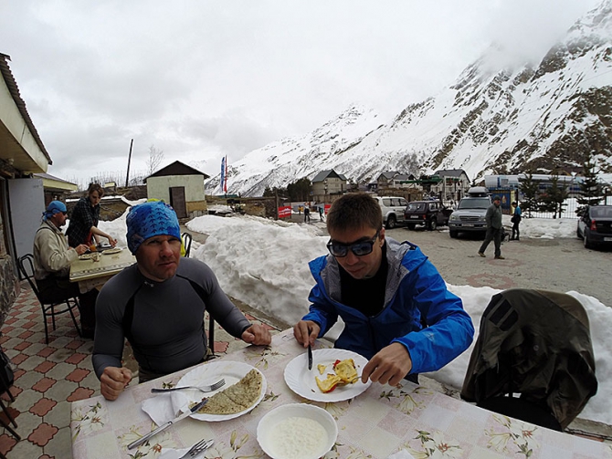 Red Fox Elbrus Race. Баттл между одними из серьезных соперников (Альпинизм, скайраннинг, вертикальный км, скоростное восхождение, эльбрус, ски-тур, забег на снегоступах Red Fox Challenge, Vertical Kilometer®, 2015 Russian Skyrunner Series®, SkyMarathon® - Mt Elbrus)