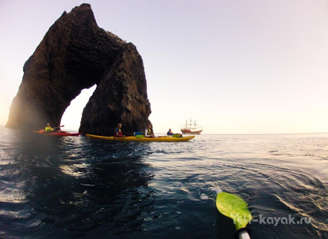 Неизведанное побережье Крыма: мыс Киик-Атлама и Карадаг (Вода, каяки, восточный крым, орджоникидзе, каякинг в Крыму, морские байдарки, каяки карадаг)