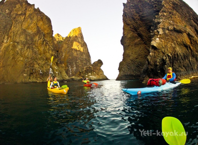 Неизведанное побережье Крыма: мыс Киик-Атлама и Карадаг (Вода, каяки, восточный крым, орджоникидзе, каякинг в Крыму, морские байдарки, каяки карадаг)