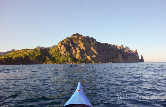 Неизведанное побережье Крыма: мыс Киик-Атлама и Карадаг (Вода, каяки, восточный крым, орджоникидзе, каякинг в Крыму, морские байдарки, каяки карадаг)