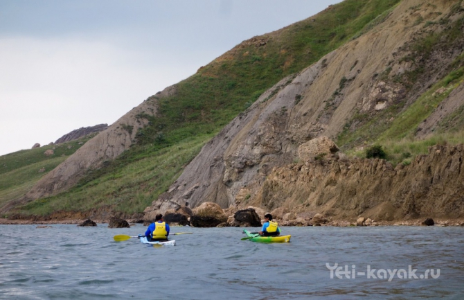 Неизведанное побережье Крыма: мыс Киик-Атлама и Карадаг (Вода, каяки, восточный крым, орджоникидзе, каякинг в Крыму, морские байдарки, каяки карадаг)