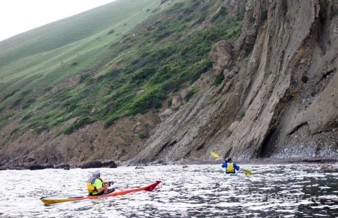 Неизведанное побережье Крыма: мыс Киик-Атлама и Карадаг (Вода, каяки, восточный крым, орджоникидзе, каякинг в Крыму, морские байдарки, каяки карадаг)