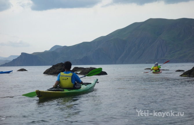 Неизведанное побережье Крыма: мыс Киик-Атлама и Карадаг (Вода, каяки, восточный крым, орджоникидзе, каякинг в Крыму, морские байдарки, каяки карадаг)