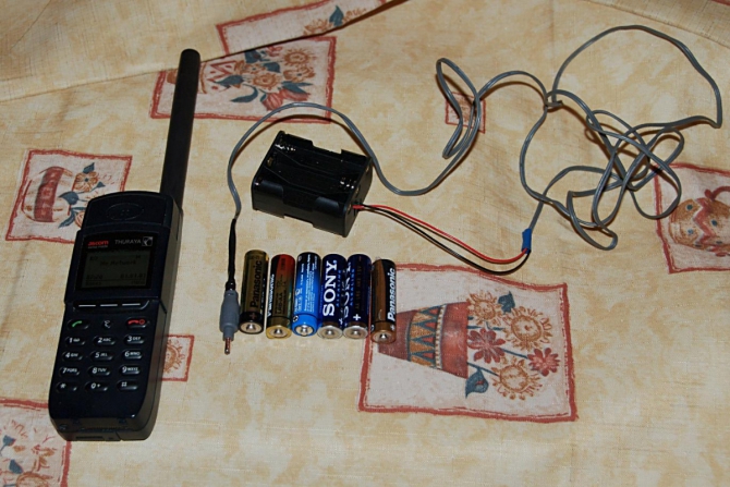 Спутниковый телефон с питанием на пальчиковых батарейках (Горный туризм, спутниковый телефон; автономность; спортивный туризм)