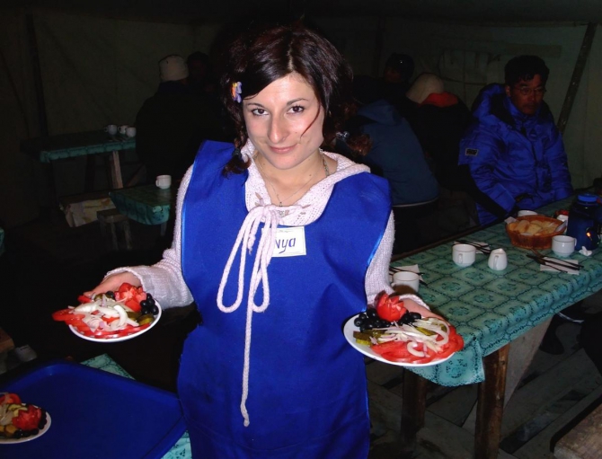 Жизнь на Хане. Энциклопедия в картинках. Девушки. (Альпинизм, киноэкспедиция, северный иныльчек, тянь-шань, хан тенгри)