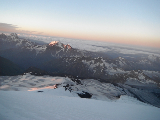 Эльбрус на лыжах в августе. Мечты сбываются. (Горные лыжи/Сноуборд, горные лыжи, восхождение, спуск на лыжах с вершины)