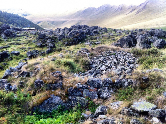 Шаукам (Горный туризм, виктор чайка, эльбрус, приэльбрусье, эльбрус с севера, северное приэльбрусье, менгир, менгиры, развалины, руины)