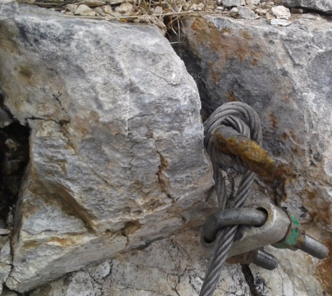 Стационарные перила на "классике" - 1Б на Б.Чимган. (альпинизм, тросовые перила на маршруте 1Б)