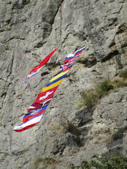 МАЛЕНЬКАЯ БЕЛАЯ ДВЕРЬ В ОГРОМНОЕ ЧЁРНОЕ МОРЕ (Скалолазание)