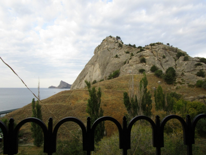 МАЛЕНЬКАЯ БЕЛАЯ ДВЕРЬ В ОГРОМНОЕ ЧЁРНОЕ МОРЕ (Скалолазание)