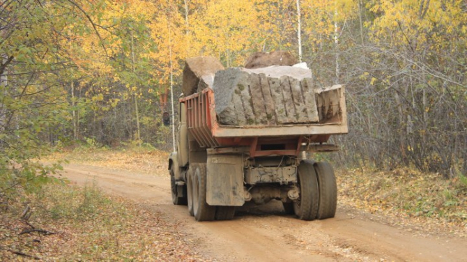 Разбирают скалы на гранит в Иркутской области (Скалолазание)