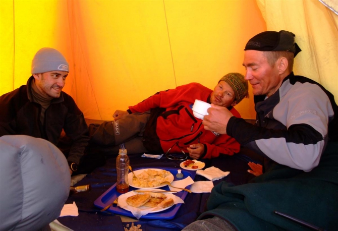 Жизнь на Хане. Энциклопедия в картинках. Житьё-питьё. (Альпинизм, киноэкспедиция, хан тенгри, тянь-шань)