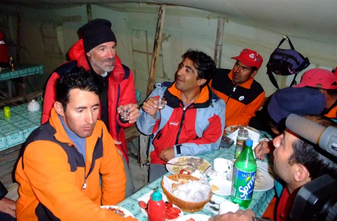 Жизнь на Хане. Энциклопедия в картинках. Житьё-питьё. (Альпинизм, киноэкспедиция, хан тенгри, тянь-шань)