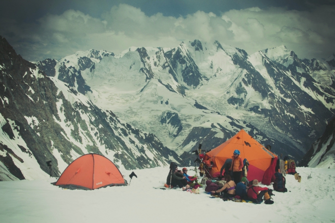 Фотоочерк о горном походе 6 к.с. на Памир. Часть первая (Горный туризм, федченко, ГМС, ПФП, пик коммунизма, гармо, Бивачный, 2015)