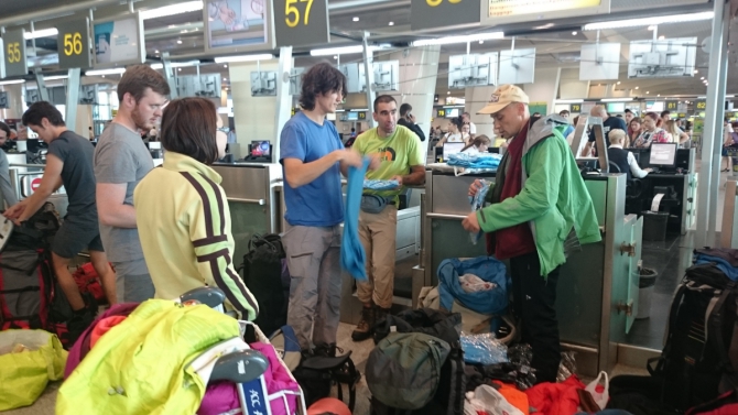 "Два взгляда на одно и тоже альпмероприятие на Центральном Тянь-Шане под пиком Белый" (Альпинизм, альпинизм, отчет, экспедиция, фото, тянь-шань, кокшаал-тоо, Сарычат, Седой Страж, горы)