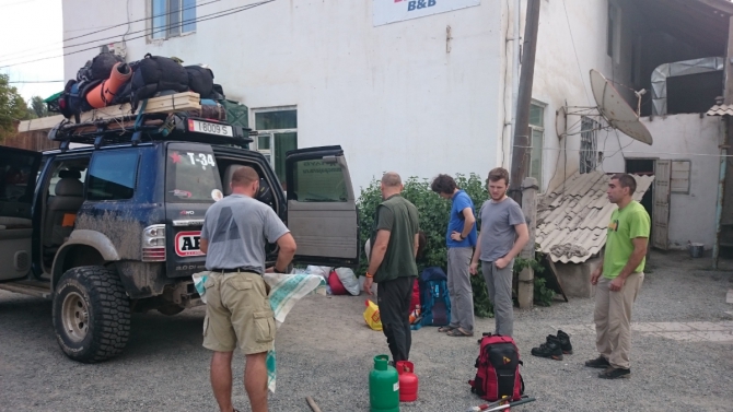 "Два взгляда на одно и тоже альпмероприятие на Центральном Тянь-Шане под пиком Белый" (Альпинизм, альпинизм, отчет, экспедиция, фото, тянь-шань, кокшаал-тоо, Сарычат, Седой Страж, горы)