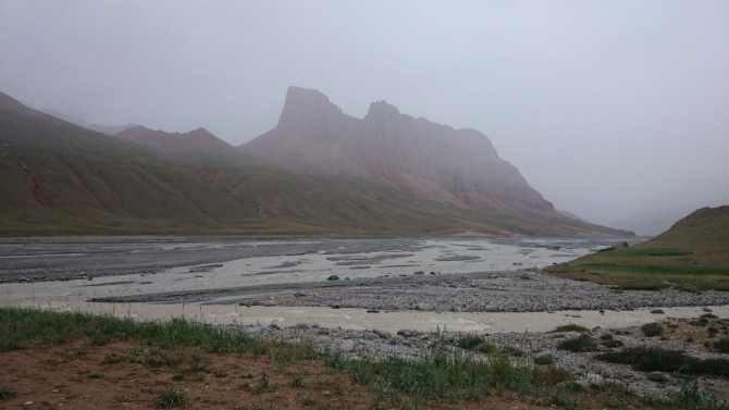 "Два взгляда на одно и тоже альпмероприятие на Центральном Тянь-Шане под пиком Белый" (Альпинизм, альпинизм, отчет, экспедиция, фото, тянь-шань, кокшаал-тоо, Сарычат, Седой Страж, горы)