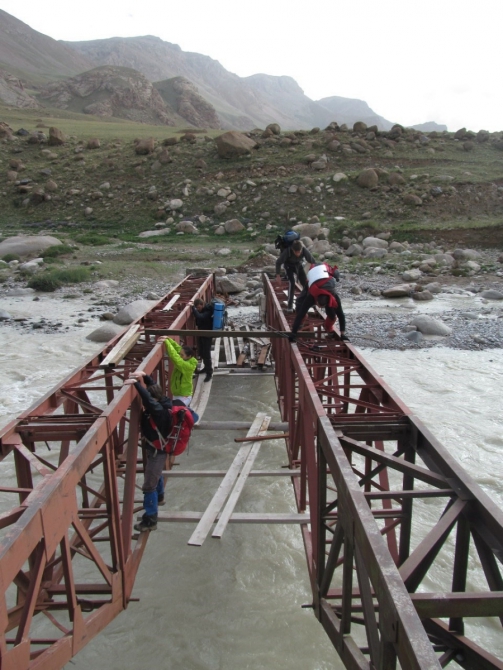 "Два взгляда на одно и тоже альпмероприятие на Центральном Тянь-Шане под пиком Белый" (Альпинизм, альпинизм, отчет, экспедиция, фото, тянь-шань, кокшаал-тоо, Сарычат, Седой Страж, горы)