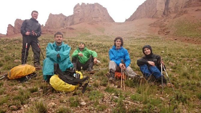 "Два взгляда на одно и тоже альпмероприятие на Центральном Тянь-Шане под пиком Белый" (Альпинизм, альпинизм, отчет, экспедиция, фото, тянь-шань, кокшаал-тоо, Сарычат, Седой Страж, горы)