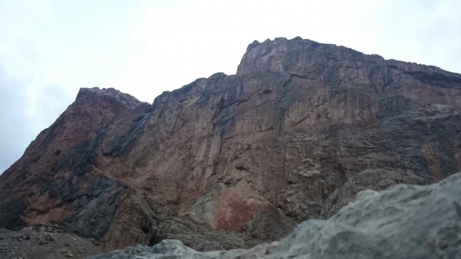 "Два взгляда на одно и тоже альпмероприятие на Центральном Тянь-Шане под пиком Белый" (Альпинизм, альпинизм, отчет, экспедиция, фото, тянь-шань, кокшаал-тоо, Сарычат, Седой Страж, горы)