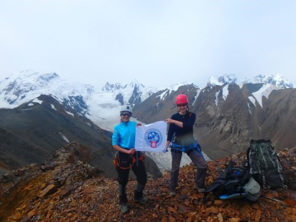 "Два взгляда на одно и тоже альпмероприятие на Центральном Тянь-Шане под пиком Белый" (Альпинизм, альпинизм, отчет, экспедиция, фото, тянь-шань, кокшаал-тоо, Сарычат, Седой Страж, горы)