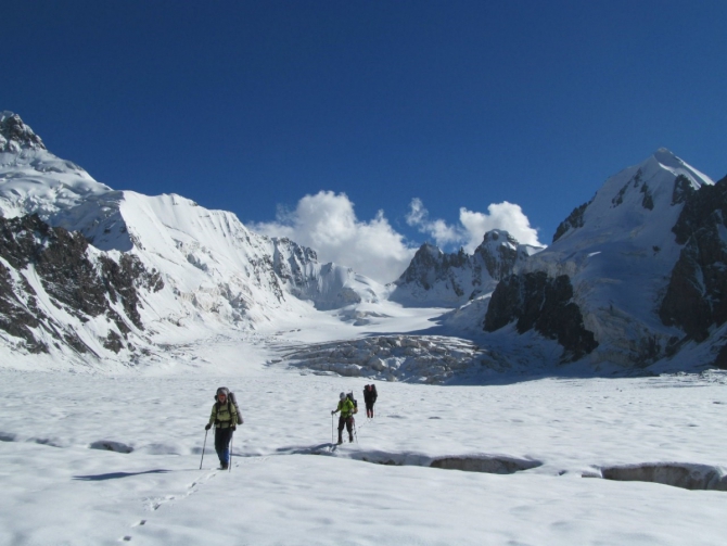 "Два взгляда на одно и тоже альпмероприятие на Центральном Тянь-Шане под пиком Белый" (Альпинизм, альпинизм, отчет, экспедиция, фото, тянь-шань, кокшаал-тоо, Сарычат, Седой Страж, горы)