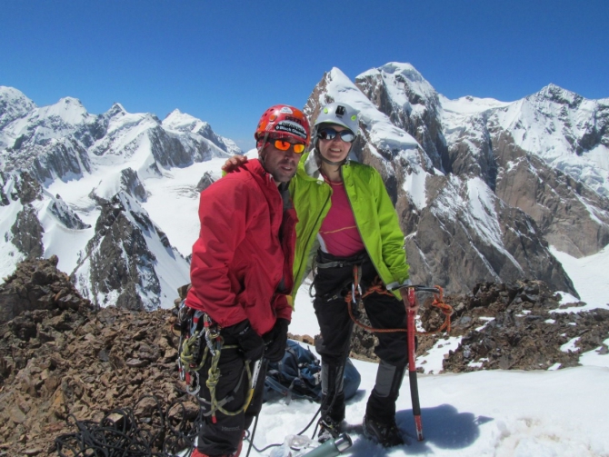 "Два взгляда на одно и тоже альпмероприятие на Центральном Тянь-Шане под пиком Белый" (Альпинизм, альпинизм, отчет, экспедиция, фото, тянь-шань, кокшаал-тоо, Сарычат, Седой Страж, горы)