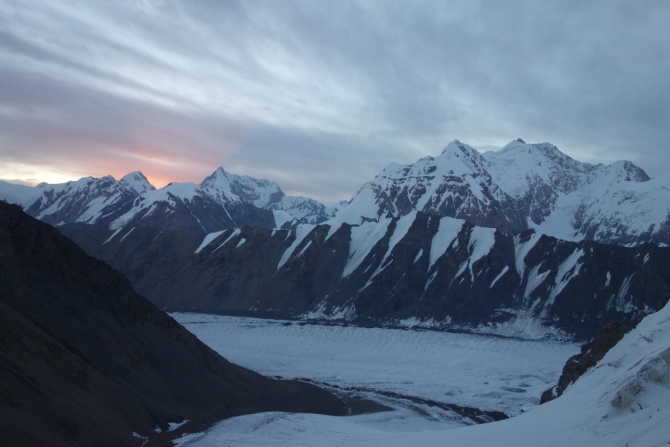 "Два взгляда на одно и тоже альпмероприятие на Центральном Тянь-Шане под пиком Белый" (Альпинизм, альпинизм, отчет, экспедиция, фото, тянь-шань, кокшаал-тоо, Сарычат, Седой Страж, горы)